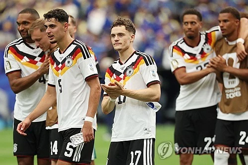 율리안 나겔스만 감독이 이끄는 독일은 14일 미국 텍사스주 휴스턴 스타디움에서 열린 2026 북중미 월드컵 조별리그 E조 첫 경기에서 퀴라소를 7-1로 대파했다. 카이 하베르츠(2골), 팰릭스 은메차, 니클라스 쉴로터베크, 자말 무시알라, 데비스 운다브, 나타니엘 브라운이 골 맛을 보면서 첫 출전팀인 인구 15만의 퀴라소의 역사적인 월드컵 데뷔전에서 쓴 맛을 안겼다. 연합뉴스