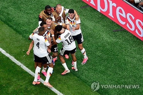 율리안 나겔스만 감독이 이끄는 독일은 14일 미국 텍사스주 휴스턴 스타디움에서 열린 2026 북중미 월드컵 조별리그 E조 첫 경기에서 퀴라소를 7-1로 대파했다. 카이 하베르츠(2골), 팰릭스 은메차, 니클라스 쉴로터베크, 자말 무시알라, 데비스 운다브, 나타니엘 브라운이 골 맛을 보면서 첫 출전팀인 인구 15만의 퀴라소의 역사적인 월드컵 데뷔전에서 쓴 맛을 안겼다. 연합뉴스