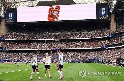 율리안 나겔스만 감독이 이끄는 독일은 14일 미국 텍사스주 휴스턴 스타디움에서 열린 2026 북중미 월드컵 조별리그 E조 첫 경기에서 퀴라소를 7-1로 대파했다. 카이 하베르츠(2골), 팰릭스 은메차, 니클라스 쉴로터베크, 자말 무시알라, 데비스 운다브, 나타니엘 브라운이 골 맛을 보면서 첫 출전팀인 인구 15만의 퀴라소의 역사적인 월드컵 데뷔전에서 쓴 맛을 안겼다. 연합뉴스