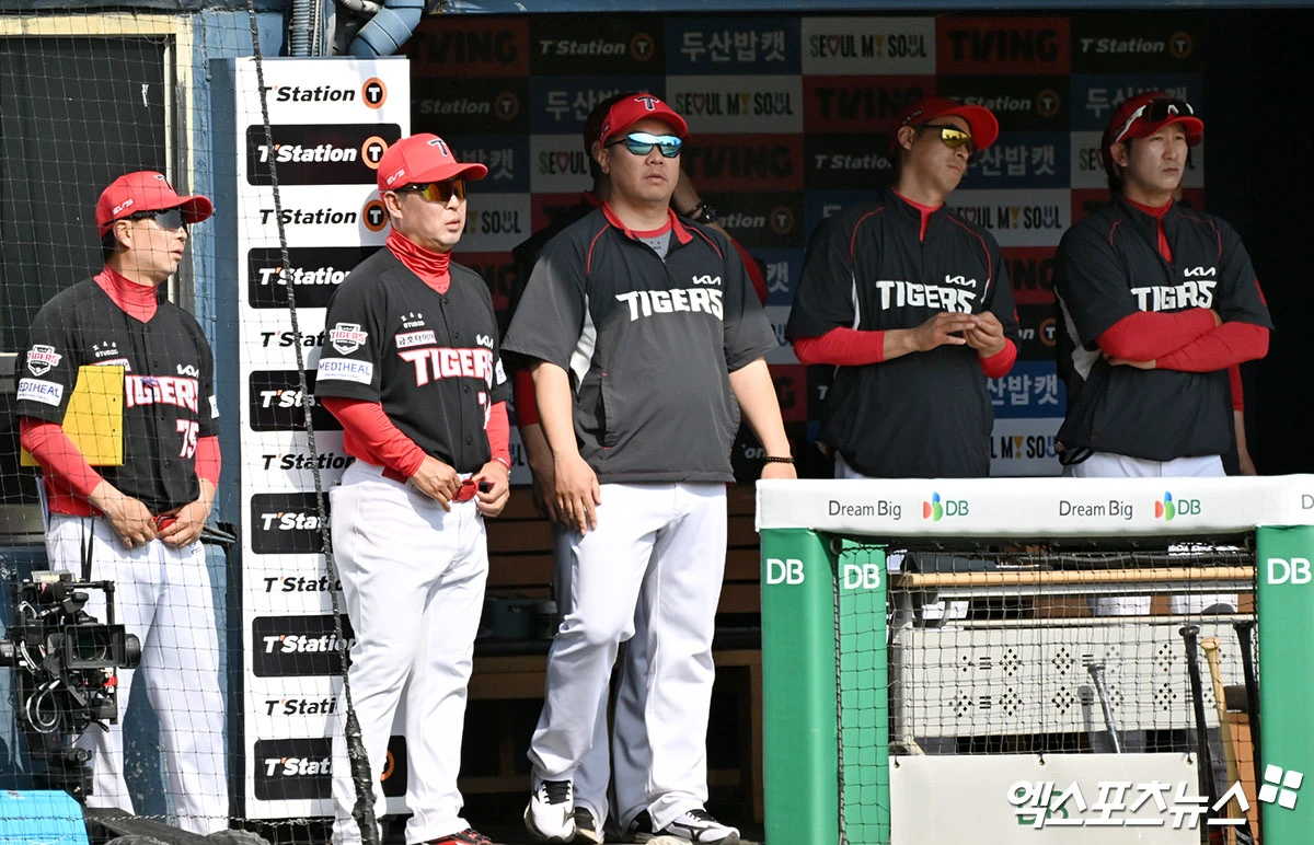 19일 오후 서울 송파구 잠실야구장에서 열린 '2026 신한 SOL Bank KBO리그' KIA 타이거즈와 두산 베어스의 경기, KIA 이범호 감독이 경기를 지켜보고 있다. 엑스포츠뉴스 DB