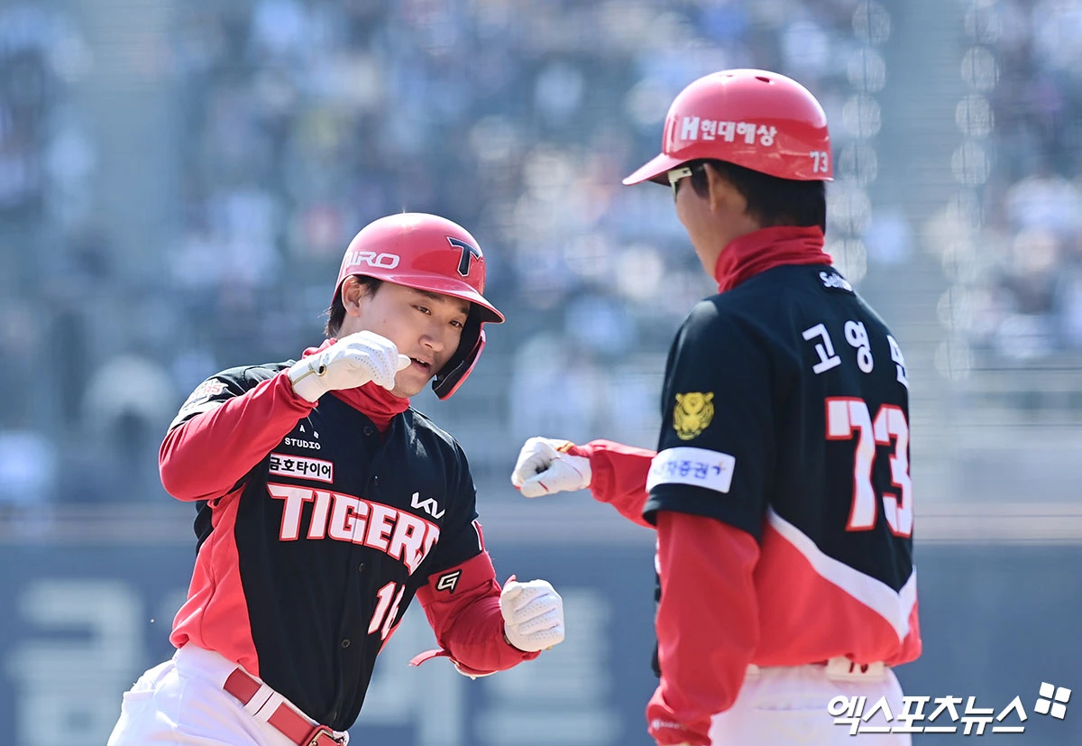 21일 오후 서울 송파구 잠실야구장에서 열린 '2026 신한 SOL Bank KBO리그 시범경기' KIA 타이거즈와 두산 베어스의 경기, 5회초 무사 KIA 선두타자 윤도현이 두산 최원준 상대로 솔로 홈런을 때려낸 뒤 베이스를 돌고 있다. 엑스포츠뉴스 DB