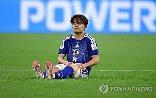 일본 축구대표팀 에이스 구보 다케후사를 둘러싼 부상 우려가 커지고 있다. 일본은 2026 국제축구연맹(FIFA) 북중미 월드컵 첫 경기에서 강호 네덜란드를 상대로 승점 1점을 따냈다. 그러나 기쁨은 오래가지 못했다. 구보는 경기 후 스태프의 부축을 받았고, 휠체어를 탄 채 경기장을 떠났다. 연합뉴스