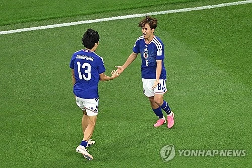 일본 축구대표팀 에이스 구보 다케후사를 둘러싼 부상 우려가 커지고 있다. 일본은 2026 국제축구연맹(FIFA) 북중미 월드컵 첫 경기에서 강호 네덜란드를 상대로 승점 1점을 따냈다. 그러나 기쁨은 오래가지 못했다. 구보는 경기 후 스태프의 부축을 받았고, 휠체어를 탄 채 경기장을 떠났다. 연합뉴스
