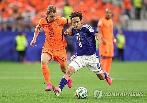 일본 축구대표팀 에이스 구보 다케후사를 둘러싼 부상 우려가 커지고 있다. 일본은 2026 국제축구연맹(FIFA) 북중미 월드컵 첫 경기에서 강호 네덜란드를 상대로 승점 1점을 따냈다. 그러나 기쁨은 오래가지 못했다. 구보는 경기 후 스태프의 부축을 받았고, 휠체어를 탄 채 경기장을 떠났다. 연합뉴스