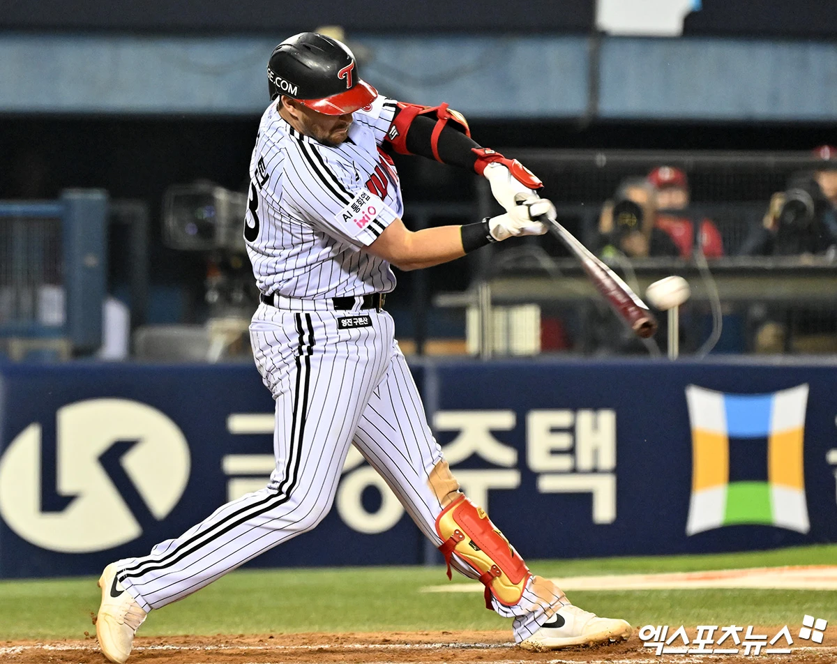 10일 오후 서울 송파구 잠실야구장에서 열린 '2026 신한 SOL Bank KBO리그' SSG 랜더스와 LG 트윈스의 경기, 5회말 1사 만루 LG 오스틴이 만루 홈런을 날리고 있다. 엑스포츠뉴스 DB