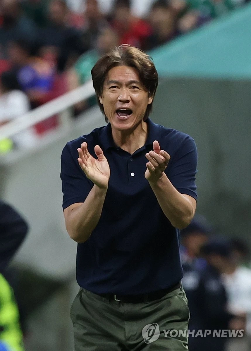 한국과 멕시코의 2026 국제축구연맹(FIFA) 북중미 월드컵 A조 2차전에 우루과이 출신 구스타보 테헤라 주심이 배정됐다. 국제축구연맹(FIFA)은 19일 오전 10시(한국시간) 멕시코 과달라하라 스타디움에서 열리는 한국과 멕시코의 2026 북중미 월드컵 조별리그 A조 2차전 심판진을 16일 발표했다. 부심도 같은 우루과이 출신이다. 카를로스 바레이로, 니콜라스 타란 심판이 라인을 맡는다. 연합뉴스