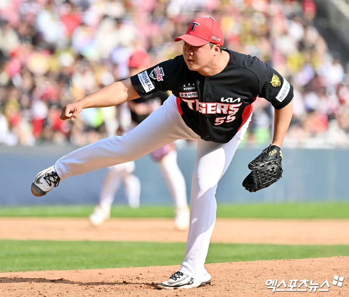 19일 오후 서울 송파구 잠실야구장에서 열린 '2026 신한 SOL Bank KBO리그' KIA 타이거즈와 두산 베어스의 경기, 7회말 2사 2루 KIA 한재승이 공을 힘차게 던지고 있다. 엑스포츠뉴스 DB