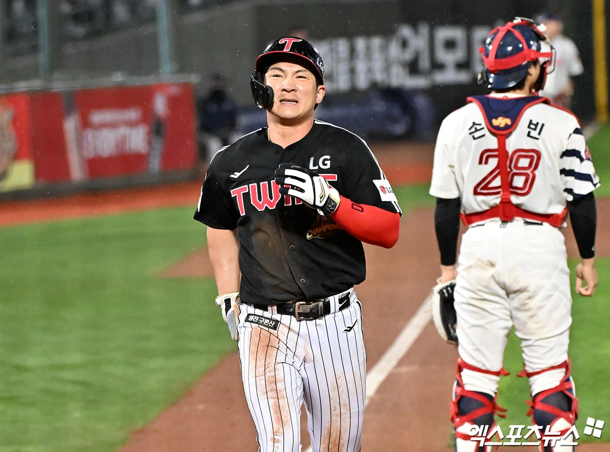 26일 오후 부산 동래구 사직야구장 열린 '2026 신한 SOL Bank KBO리그' LG 트윈스와 롯데 자이언츠의 경기, 7회초 무사 1루 LG 오지환이 천성호의 1타점 2루타때 득점에 성공하고 있다. 엑스포츠뉴스 DB