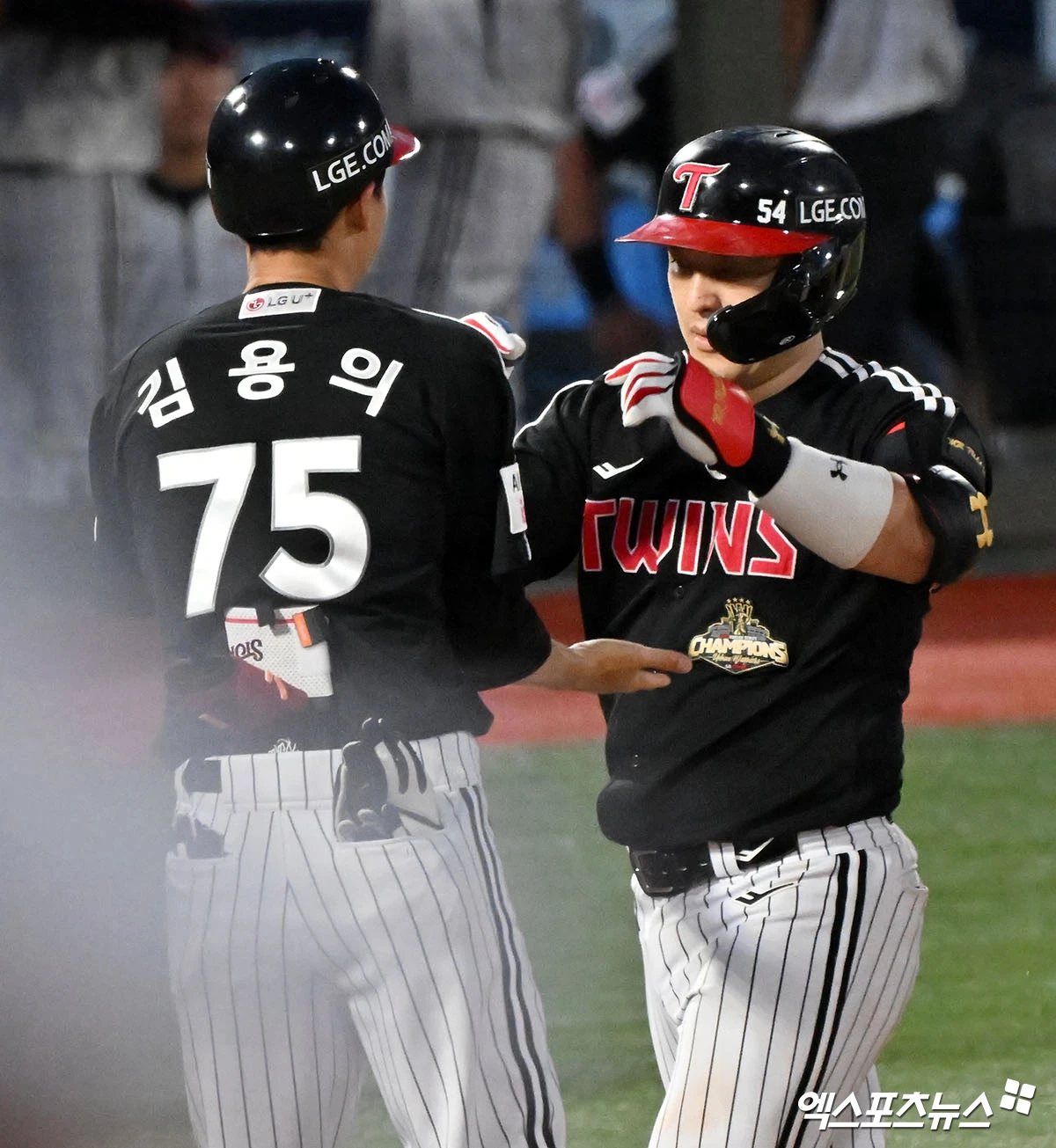 28일 오후 부산 동래구 사직야구장 열린 '2026 신한 SOL Bank KBO리그' LG 트윈스와 롯데 자이언츠의 경기, 4회초 1사 LG 박동원이 솔로 홈런을 날린 후 김용의 코치와 하이파이브를 하고 있다. 엑스포츠뉴스 DB