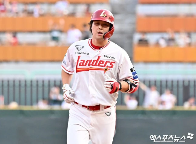 롯데 자이언츠는 16일 인천 SSG 랜더스필드에서 열린 SSG 랜더스와 2026 신한 SOL Bank KBO 리그 정규시즌 원정경기에서 10-6으로 승리했다. 이로써 2연패를 끊은 롯데는 시즌 전적 25승 39패 1무(승률 0.391)가 됐다. 같은 날 9위 키움 히어로즈가 패배하면서 롯데는 14일 꼴찌로 떨어진 후 이틀 만에 9위 자리에 복귀했다. 반면 SSG는 13일 대구 삼성 라이온즈전부터 3연패에 빠졌다. 인천, 김한준 기자 