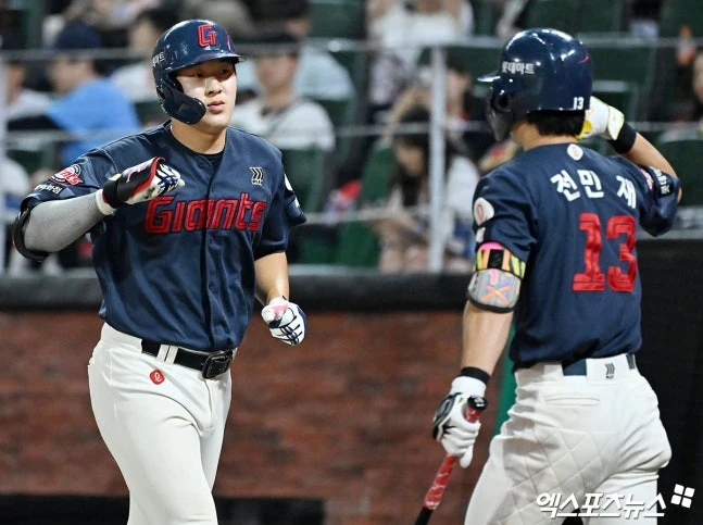 롯데 자이언츠는 16일 인천 SSG 랜더스필드에서 열린 SSG 랜더스와 2026 신한 SOL Bank KBO 리그 정규시즌 원정경기에서 10-6으로 승리했다. 이로써 2연패를 끊은 롯데는 시즌 전적 25승 39패 1무(승률 0.391)가 됐다. 같은 날 9위 키움 히어로즈가 패배하면서 롯데는 14일 꼴찌로 떨어진 후 이틀 만에 9위 자리에 복귀했다. 반면 SSG는 13일 대구 삼성 라이온즈전부터 3연패에 빠졌다. 인천, 김한준 기자 