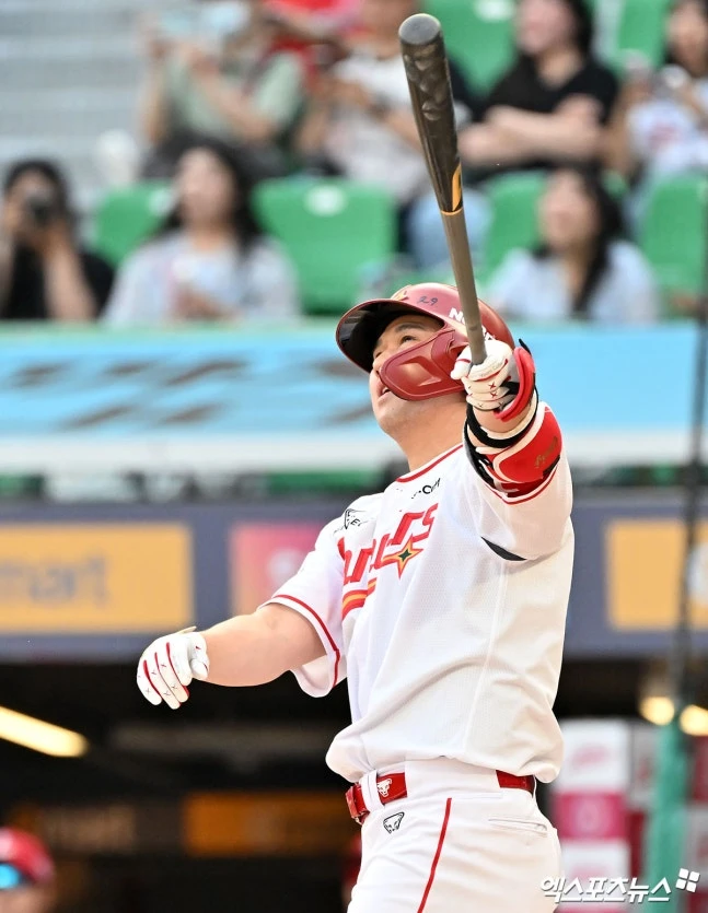 롯데 자이언츠는 16일 인천 SSG 랜더스필드에서 열린 SSG 랜더스와 2026 신한 SOL Bank KBO 리그 정규시즌 원정경기에서 10-6으로 승리했다. 이로써 2연패를 끊은 롯데는 시즌 전적 25승 39패 1무(승률 0.391)가 됐다. 같은 날 9위 키움 히어로즈가 패배하면서 롯데는 14일 꼴찌로 떨어진 후 이틀 만에 9위 자리에 복귀했다. 반면 SSG는 13일 대구 삼성 라이온즈전부터 3연패에 빠졌다. 인천, 김한준 기자 