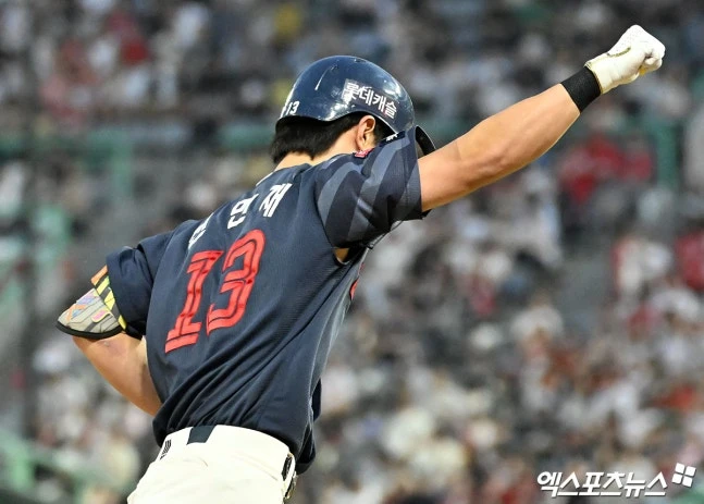 롯데 자이언츠는 16일 인천 SSG 랜더스필드에서 열린 SSG 랜더스와 2026 신한 SOL Bank KBO 리그 정규시즌 원정경기에서 10-6으로 승리했다. 이로써 2연패를 끊은 롯데는 시즌 전적 25승 39패 1무(승률 0.391)가 됐다. 같은 날 9위 키움 히어로즈가 패배하면서 롯데는 14일 꼴찌로 떨어진 후 이틀 만에 9위 자리에 복귀했다. 반면 SSG는 13일 대구 삼성 라이온즈전부터 3연패에 빠졌다. 전민재는 이날 만루홈런을 터트리며 승리의 주역이 됐다. 인천, 김한준 기자 