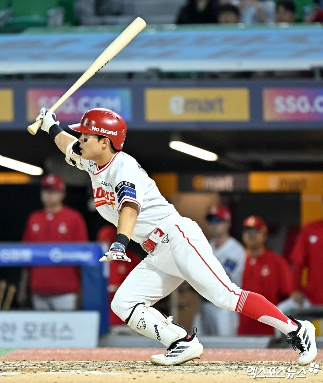 롯데 자이언츠는 16일 인천 SSG 랜더스필드에서 열린 SSG 랜더스와 2026 신한 SOL Bank KBO 리그 정규시즌 원정경기에서 10-6으로 승리했다. 이로써 2연패를 끊은 롯데는 시즌 전적 25승 39패 1무(승률 0.391)가 됐다. 같은 날 9위 키움 히어로즈가 패배하면서 롯데는 14일 꼴찌로 떨어진 후 이틀 만에 9위 자리에 복귀했다. 반면 SSG는 13일 대구 삼성 라이온즈전부터 3연패에 빠졌다. 인천, 김한준 기자 