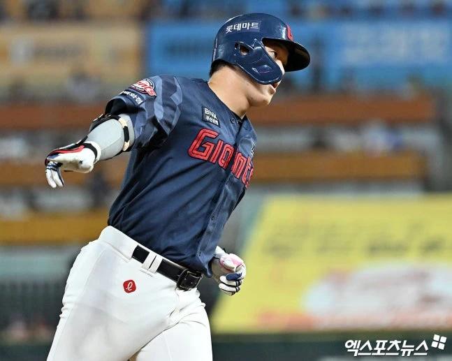 롯데 자이언츠는 16일 인천 SSG 랜더스필드에서 열린 SSG 랜더스와 2026 신한 SOL Bank KBO 리그 정규시즌 원정경기에서 10-6으로 승리했다. 이로써 2연패를 끊은 롯데는 시즌 전적 25승 39패 1무(승률 0.391)가 됐다. 같은 날 9위 키움 히어로즈가 패배하면서 롯데는 14일 꼴찌로 떨어진 후 이틀 만에 9위 자리에 복귀했다. 반면 SSG는 13일 대구 삼성 라이온즈전부터 3연패에 빠졌다. 인천, 김한준 기자 