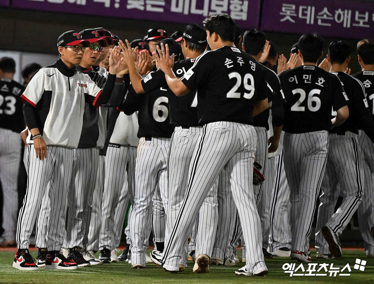 27일 오후 부산 동래구 사직야구장 열린 '2026 신한 SOL Bank KBO리그' LG 트윈스와 롯데 자이언츠의 경기, LG가 문정빈의 역전 3루타에 힘입어 롯데에 8:6으로 승리하며 4연승을 기록했다. 이날 경기에서 승리한 LG 염경엽 감독이 선수들과 하이파이브를 하고 있다. 엑스포츠뉴스 DB