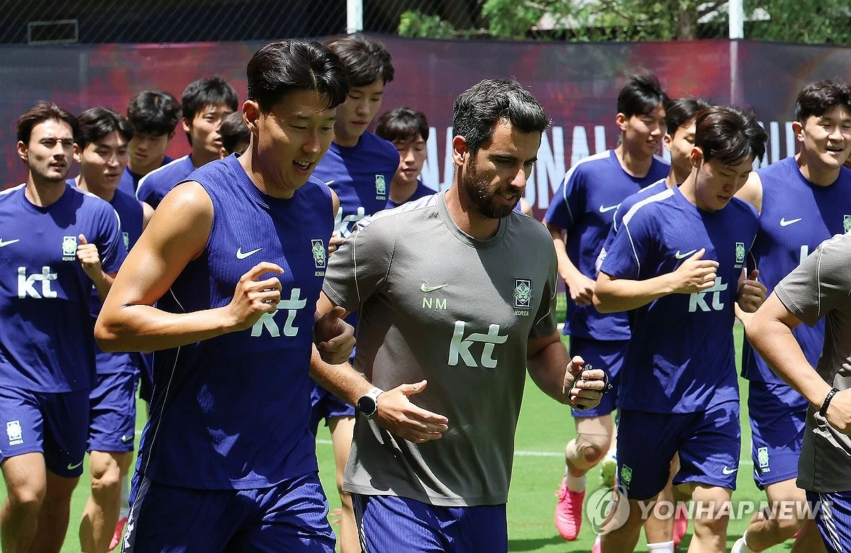 홍명보호가 멕시코전을 앞두고 비공개 훈련을 통해 마지막 담금질에 들어갔다. 선수단 28명 전원이 부상 이탈 없이 정상적으로 훈련을 소화하며 조별리그 2차전 준비에 속도를 냈다. 홍명보 감독이 이끄는 대한민국 축구 국가대표팀은 오는 19일(한국시간) 오전 10시 멕시코 과달라하라의 과달라하라 스타디움에서 멕시코와 2026 국제축구연맹(FIFA) 북중미 월드컵 A조 2차전을 치른다. 경기 이틀 전인 17일 대표팀은 비공개 훈련을 진행했다. 훈련은 현지시간으로 오전 11시경 시작돼 약 1시간 30분가량 이어졌다. 연합뉴스