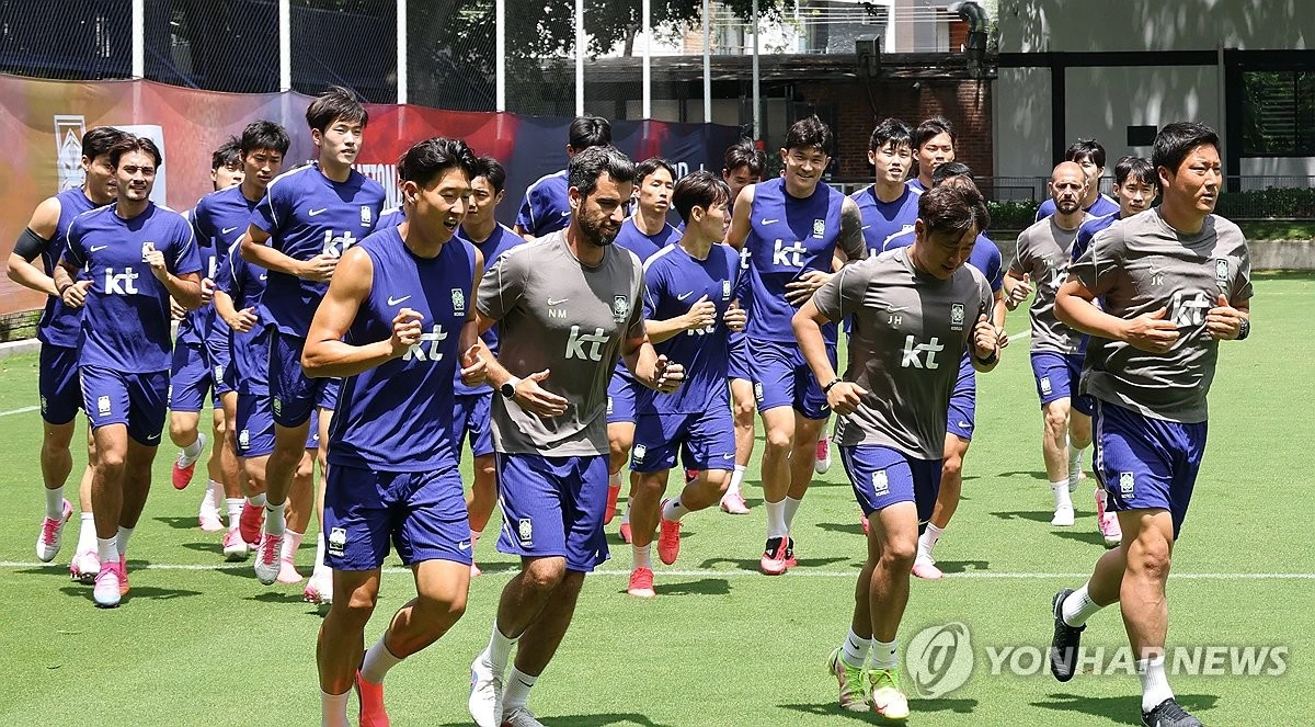 홍명보호가 멕시코전을 앞두고 비공개 훈련을 통해 마지막 담금질에 들어갔다. 선수단 28명 전원이 부상 이탈 없이 정상적으로 훈련을 소화하며 조별리그 2차전 준비에 속도를 냈다. 홍명보 감독이 이끄는 대한민국 축구 국가대표팀은 오는 19일(한국시간) 오전 10시 멕시코 과달라하라의 과달라하라 스타디움에서 멕시코와 2026 국제축구연맹(FIFA) 북중미 월드컵 A조 2차전을 치른다. 경기 이틀 전인 17일 대표팀은 비공개 훈련을 진행했다. 훈련은 현지시간으로 오전 11시경 시작돼 약 1시간 30분가량 이어졌다. 연합뉴스