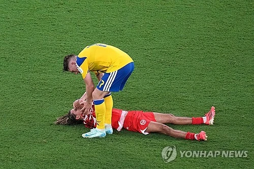 튀니지가 월드컵 도중 사령탑 교체라는 초강수를 던졌다. 일본전을 앞두고 에르베 르나르 감독이 튀니지 대표팀의 새 사령탑으로 공식 선임됐다. 조별리그 첫 경기 대패 이후 나온 극약 처방이다. 튀니지축구협회는 17일(한국시간) 에르베 르나르 감독을 대표팀 새 사령탑으로 임명한다고 공식 발표했다. 계약 기간은 2026 국제축구연맹(FIFA) 북중미 월드컵 본선 종료 시점까지다. 연합뉴스