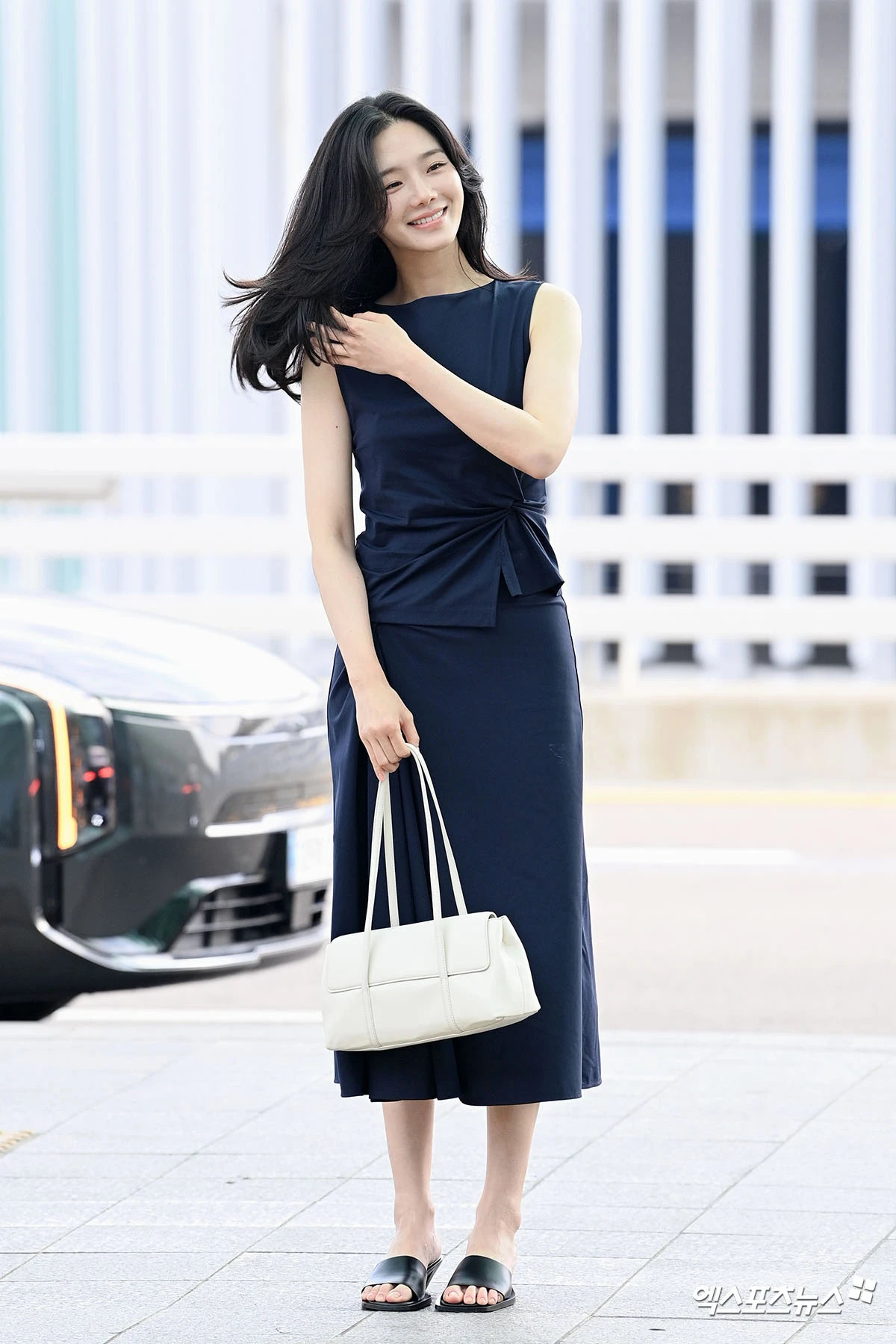 단발에서 긴 머리로 분위기 변신