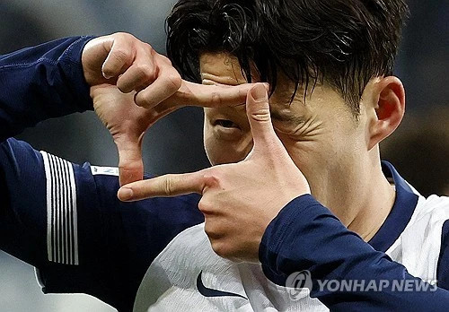 토트넘 소식통 토트넘 홋스퍼 뉴스는 16일(한국시간) 손흥민(LAFC)의 임대 복귀 가능성이 제기됐다고 보도했다. 손흥민은 2015년 토트넘에 입단해 10년을 뛰면서 공식전 453경기에 출전해 173골 101도움을 올렸다. 토트넘 마지막 시즌엔 팀의 주장으로서 유럽축구연맹(UEFA) 유로파리그 트로피까지 들어올리며 구단 레전드로 등극했다. 손흥민은 지난해 8월 미국 메이저리그사커(MLS)의 LAFC로 이적하면서 10년 만에 토트넘과 결별했는데, 매체에 따르면 전 스카우터 브라이언 킹은 토트넘이 다음 시즌을 위해 손흥민을 1년 동안 다시 데려오려고 시도했다고 주장했다. 연합뉴스