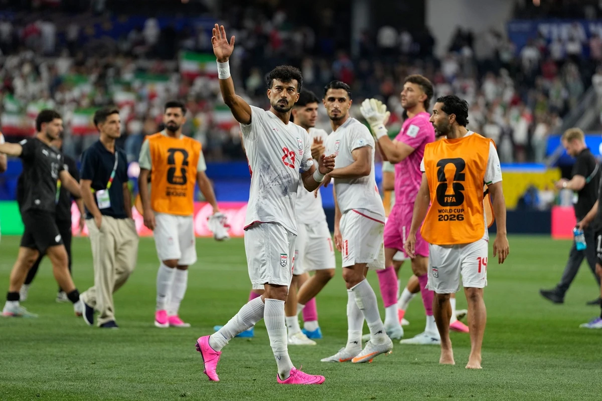 2026 북중미 국제축구연맹(FIFA) 월드컵 본선에 참가 중인 이란 대표팀이 지난 16일(한국시간) 미국 로스앤젤레스에서 열린 뉴질랜드와의 조별리그 G조 1차전 종료 후 곧바로 미국을 떠나 베이스 캠프지가 있는 멕시코로 이동했다. . 당초 이튿날까지 미국에 머무르면서 휴식을 취할 계획이었지만, 자신들의 의지와 상관 없이 미국 땅을 떠나야 했던 것으로 알려졌다. 사진 연합뉴스