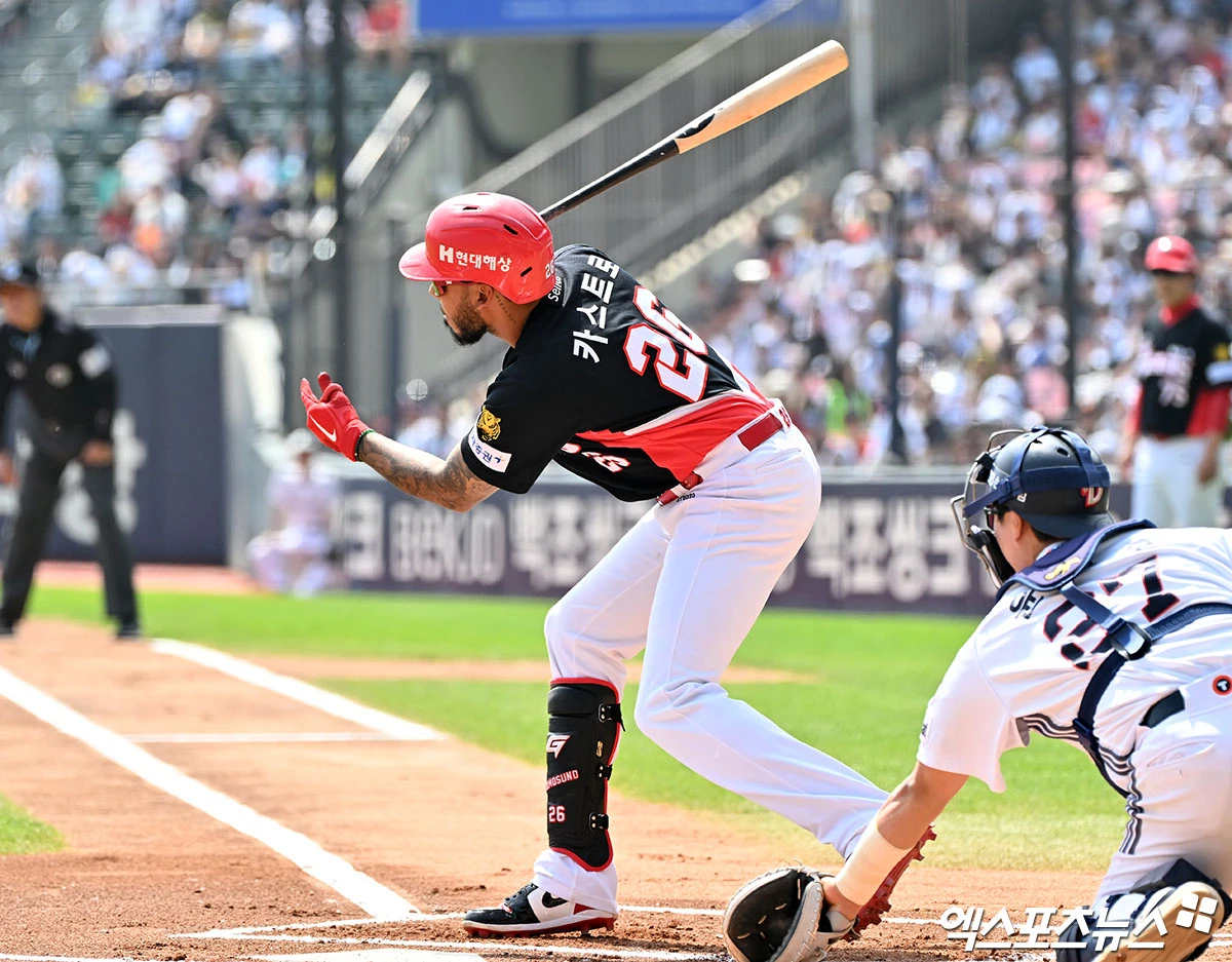 19일 오후 서울 송파구 잠실야구장에서 열린 '2026 신한 SOL Bank KBO리그' KIA 타이거즈와 두산 베어스의 경기, 1회초 2사 1루 KIA 카스트로가 중전안타를 날리고 있다. 엑스포츠뉴스 DB