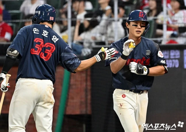 롯데는 17일 인천 SSG 랜더스필드에서 열린 SSG 랜더스와 2026 신한 SOL Bank KBO 리그 정규시즌 원정경기에서 2-1, 한 점 차 승리를 거뒀다. 롯데는 지난달 19~21일 열린 한화 이글스와 대전 3연전에서 2승(1경기 우천순연)을 거두며 위닝시리즈를 챙긴 후, 무려 7시리즈 연속 루징을 기록했으나 이번 SSG전을 통해 수렁에서 벗어났다. SSG는 4연패를 기록하면서 롯데에 순위가 뒤집힐 위기에 놓였다. 이날 경기에선 롯데 전민재는 6회 역전 투런포를 터트려 승리의 주역이 됐다. 인천, 양정웅 기자