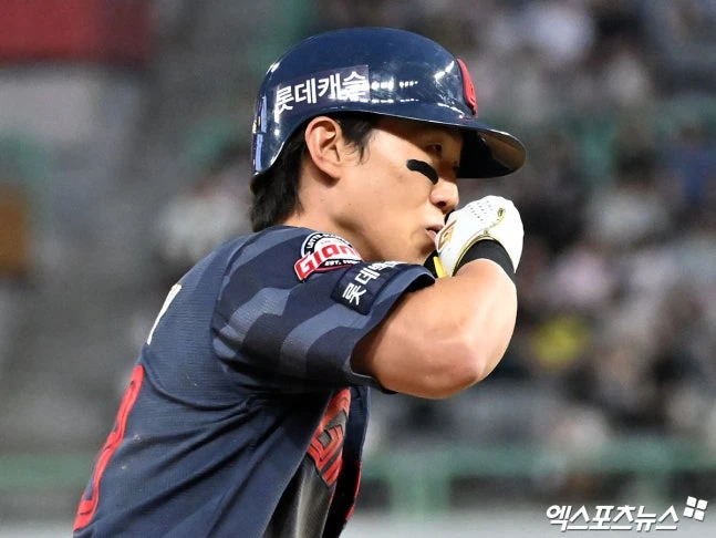 롯데는 17일 인천 SSG 랜더스필드에서 열린 SSG 랜더스와 2026 신한 SOL Bank KBO 리그 정규시즌 원정경기에서 2-1, 한 점 차 승리를 거뒀다. 롯데는 지난달 19~21일 열린 한화 이글스와 대전 3연전에서 2승(1경기 우천순연)을 거두며 위닝시리즈를 챙긴 후, 무려 7시리즈 연속 루징을 기록했으나 이번 SSG전을 통해 수렁에서 벗어났다. SSG는 4연패를 기록하면서 롯데에 순위가 뒤집힐 위기에 놓였다. 이날 경기에선 롯데 전민재는 6회 역전 투런포를 터트려 승리의 주역이 됐다. 인천, 양정웅 기자