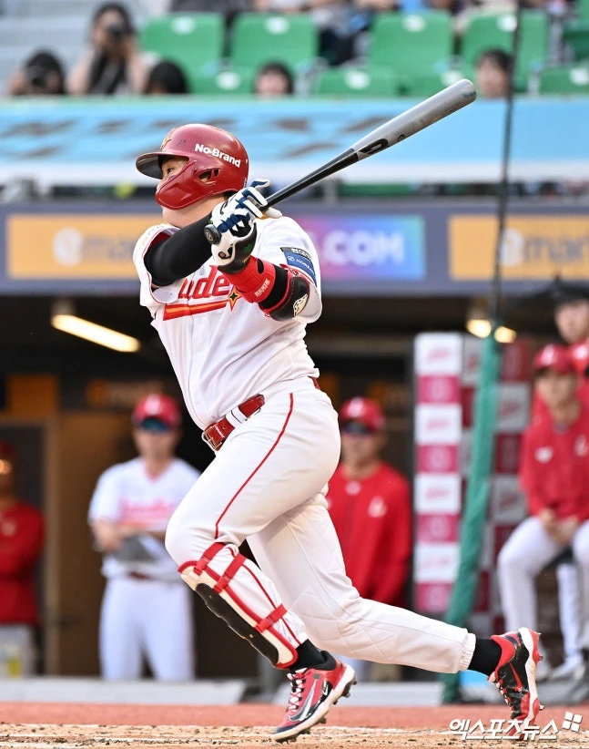 롯데는 17일 인천 SSG 랜더스필드에서 열린 SSG 랜더스와 2026 신한 SOL Bank KBO 리그 정규시즌 원정경기에서 2-1, 한 점 차 승리를 거뒀다. 롯데는 지난달 19~21일 열린 한화 이글스와 대전 3연전에서 2승(1경기 우천순연)을 거두며 위닝시리즈를 챙긴 후, 무려 7시리즈 연속 루징을 기록했으나 이번 SSG전을 통해 수렁에서 벗어났다. SSG는 4연패를 기록하면서 롯데에 순위가 뒤집힐 위기에 놓였다. 인천, 양정웅 기자