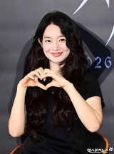 '김우빈♥' 신민아, 임신설 활활…살 오른 모습에 추측 난무 