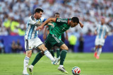 "메시 당연히 레드카드 받고 쫓겨났어야", "메시는 FIFA의 아들"…상대 선수 종아리 밟는 태클에도 무징계→월드컵 편파 판정 논란 점화