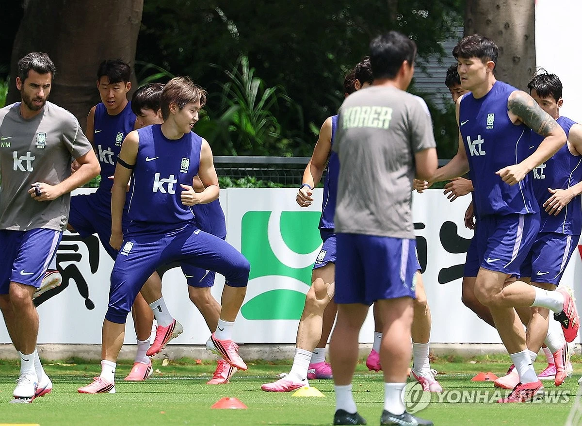 독일 유력지 '빌트'가 2026 국제축구연맹(FIFA) 북중미 월드컵에 참가한 홍명보호의 훈련장에 불법 드론이 출현했다는 소식을 다뤘다. 17일(한국시간) 멕시코 과달라하라 인근 베이스캠프 훈련장 치바스 베르데 바예에서 훈련을 진행하던 홍명보호 위로 신원이 확인되지 않은 두 외국인 남성이 띄운 드론이 출현한 것으로 알려졌다. 사진 연합뉴스