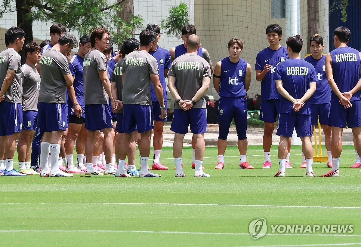 독일 유력지 '빌트'가 2026 국제축구연맹(FIFA) 북중미 월드컵에 참가한 홍명보호의 훈련장에 불법 드론이 출현했다는 소식을 다뤘다. 17일(한국시간) 멕시코 과달라하라 인근 베이스캠프 훈련장 치바스 베르데 바예에서 훈련을 진행하던 홍명보호 위로 신원이 확인되지 않은 두 외국인 남성이 띄운 드론이 출현한 것으로 알려졌다. 사진 연합뉴스