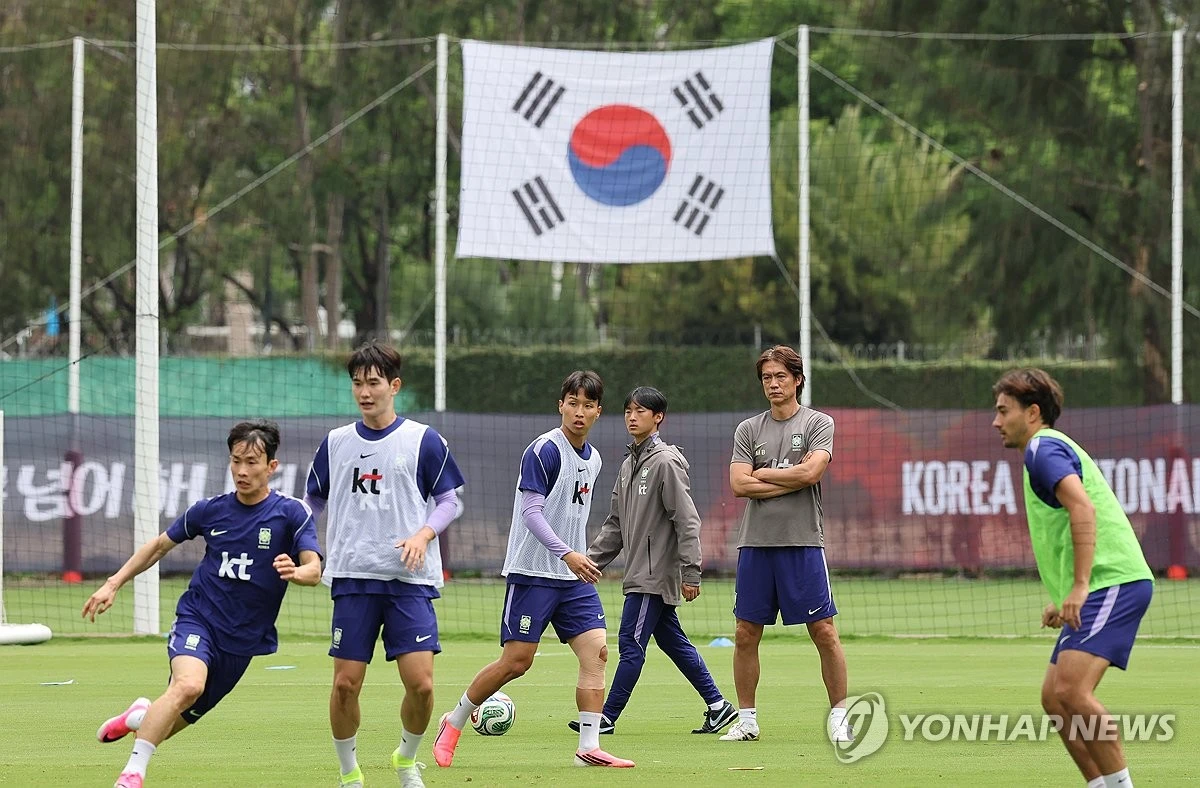 독일 유력지 '빌트'가 2026 국제축구연맹(FIFA) 북중미 월드컵에 참가한 홍명보호의 훈련장에 불법 드론이 출현했다는 소식을 다뤘다. 17일(한국시간) 멕시코 과달라하라 인근 베이스캠프 훈련장 치바스 베르데 바예에서 훈련을 진행하던 홍명보호 위로 신원이 확인되지 않은 두 외국인 남성이 띄운 드론이 출현한 것으로 알려졌다. 사진 연합뉴스