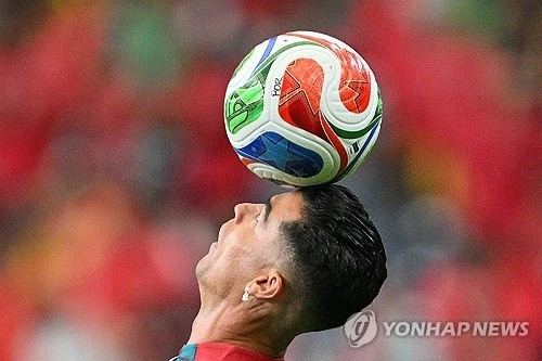 크리스티아누 호날두가 앞장선 포르투갈 축구 대표팀이 콩고민주공화국(이하 콩고)과 승부를 가리지 못하며 단단히 자존심을 구겼다. 포르투갈(FIFA 랭킹 5위)은 18일 미국 텍사스주 휴스턴 스타디움에서 열린 2026 북중미 월드컵 조별리그 K조 1차전에서 콩고(46위)와 1-1로 비겼다. 우승 후보로도 거론되는 포르투갈은 객관적 전력에서 약체로 평가받는 콩고를 상대로 고전하며 뼈아픈 무승부를 기록해 체면을 깎였다. 호날두는 이날 슈팅 3개를 시도했으나 모두 유효슈팅이 아니었다. 연합뉴스