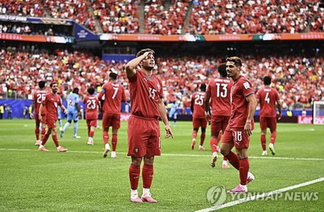 크리스티아누 호날두가 앞장선 포르투갈 축구 대표팀이 콩고민주공화국(이하 콩고)과 승부를 가리지 못하며 단단히 자존심을 구겼다. 포르투갈(FIFA 랭킹 5위)은 18일 미국 텍사스주 휴스턴 스타디움에서 열린 2026 북중미 월드컵 조별리그 K조 1차전에서 콩고(46위)와 1-1로 비겼다. 우승 후보로도 거론되는 포르투갈은 객관적 전력에서 약체로 평가받는 콩고를 상대로 고전하며 뼈아픈 무승부를 기록해 체면을 깎였다. 호날두는 이날 슈팅 3개를 시도했으나 모두 유효슈팅이 아니었다. 연합뉴스