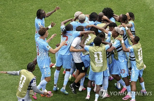 크리스티아누 호날두가 앞장선 포르투갈 축구 대표팀이 콩고민주공화국(이하 콩고)과 승부를 가리지 못하며 단단히 자존심을 구겼다. 포르투갈(FIFA 랭킹 5위)은 18일 미국 텍사스주 휴스턴 스타디움에서 열린 2026 북중미 월드컵 조별리그 K조 1차전에서 콩고(46위)와 1-1로 비겼다. 우승 후보로도 거론되는 포르투갈은 객관적 전력에서 약체로 평가받는 콩고를 상대로 고전하며 뼈아픈 무승부를 기록해 체면을 깎였다. 호날두는 이날 슈팅 3개를 시도했으나 모두 유효슈팅이 아니었다. 연합뉴스
