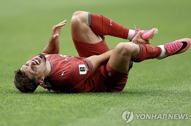 크리스티아누 호날두가 앞장선 포르투갈 축구 대표팀이 콩고민주공화국(이하 콩고)과 승부를 가리지 못하며 단단히 자존심을 구겼다. 포르투갈(FIFA 랭킹 5위)은 18일 미국 텍사스주 휴스턴 스타디움에서 열린 2026 북중미 월드컵 조별리그 K조 1차전에서 콩고(46위)와 1-1로 비겼다. 우승 후보로도 거론되는 포르투갈은 객관적 전력에서 약체로 평가받는 콩고를 상대로 고전하며 뼈아픈 무승부를 기록해 체면을 깎였다. 호날두는 이날 슈팅 3개를 시도했으나 모두 유효슈팅이 아니었다. 연합뉴스
