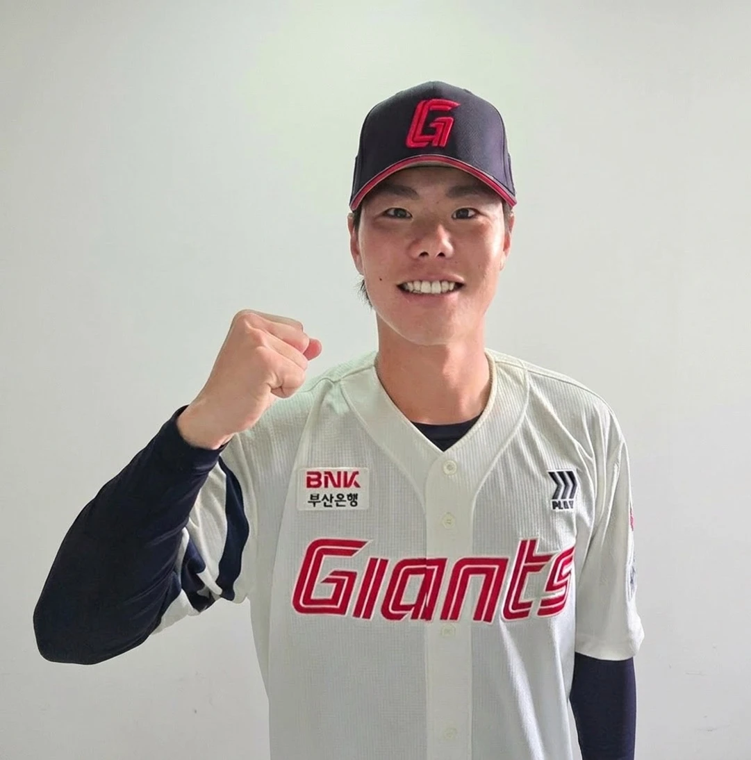 롯데는 18일 '팀 마운드 강화를 위해 일본 출신 이이무라 쇼타(飯村将太)를 아시아쿼터 선수로 총액 7만 달러(약 1억 640만원)에 영입했다'고 발표했다. 기존 아시아쿼터 투수 쿄야마 마사야는 이로써 팀을 떠나게 됐다. 이이무라는 184cm, 86kg의 체격을 갖춘 우완 투수이다. 평균 147km/h, 최고 153km/h의 직구 구위와 스트라이크 존 낮은 코스를 공략할 수 있는 변화구 제구가 강점이다. 특히 슬라이더, 커브, 싱커 등 좌우 횡적 움직임이 좋은 변화구와 종으로 떨어지는 스플리터까지 고루 갖추어 효과적인 경기 운영을 할 수 있는 유형으로 평가받는다. 롯데 자이언츠