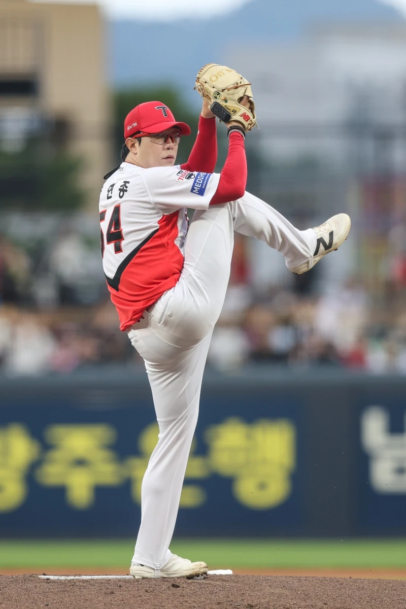 18일 오후 광주-KIA챔피언스필드에서 열린 '2026 신한 SOL KBO리그' LG 트윈스와 KIA 타이거즈의 경기, KIA 선발 양현종이 공을 힘차게 던지고 있다. KIA 타이거즈