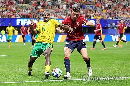 남아프리카공화국 축구 국가대표팀의 핵심 중의 핵심인 미드필더 테보호 모코에나가 체코전에서 받은 옐로카드로 인한 경고 누적으로 한국과의 조별리그 최종전(3차전)에 결장한다. 모코에나가 남아공 대표팀에서 절대 빠질 수 없는 선수로 꼽히기 때문에 모코에나의 결장은 홍명보호에 큰 호재다. 사진 연합뉴스