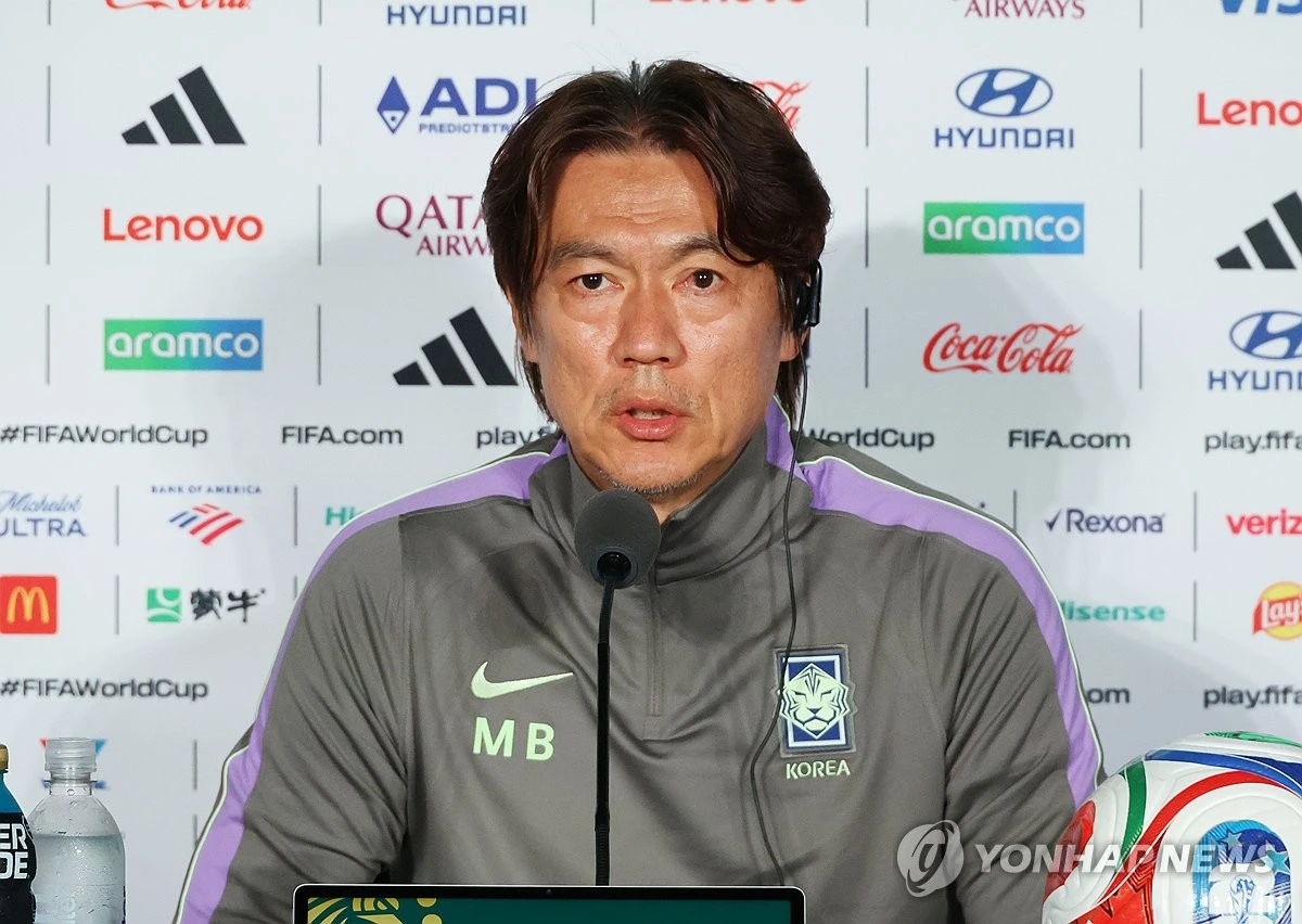 멕시코전서 아쉽게 무릎을 꿇은 홍명보 대한민국 축구 국가대표팀 감독이 남아프리카공화국과의 최종전을 집중적으로 준비해 승리하겠다고 밝혔다. 홍명보 감독이 이끄는 대한민국 축구 국가대표팀은 19일(한국시간) 멕시코 과달라하라의 과달라하라 스타디움에서 멕시코와 2026 국제축구연맹(FIFA) 북중미 월드컵 조별리그 A조 2차전서 0-1로 패했다. 전반전은 팽팽했으나 후반 초반 단 한 번의 실수가 승패를 갈랐다. 홍 감독은 경기 뒤 '남아공 2경기를 봤다. 스피드가 좋다. 남은 기간 전술적으로 더 잘 준비를 해야 할 것 같다'고 했다. 연합뉴스