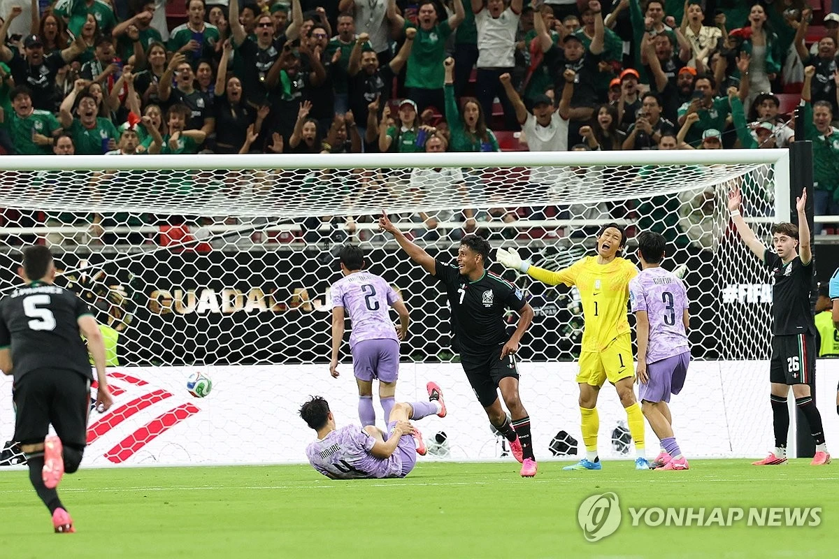 멕시코전서 아쉽게 무릎을 꿇은 홍명보 대한민국 축구 국가대표팀 감독이 남아프리카공화국과의 최종전을 집중적으로 준비해 승리하겠다고 밝혔다. 홍명보 감독이 이끄는 대한민국 축구 국가대표팀은 19일(한국시간) 멕시코 과달라하라의 과달라하라 스타디움에서 멕시코와 2026 국제축구연맹(FIFA) 북중미 월드컵 조별리그 A조 2차전서 0-1로 패했다. 전반전은 팽팽했으나 후반 초반 단 한 번의 실수가 승패를 갈랐다. 홍 감독은 경기 뒤 '남아공 2경기를 봤다. 스피드가 좋다. 남은 기간 전술적으로 더 잘 준비를 해야 할 것 같다'고 했다. 연합뉴스