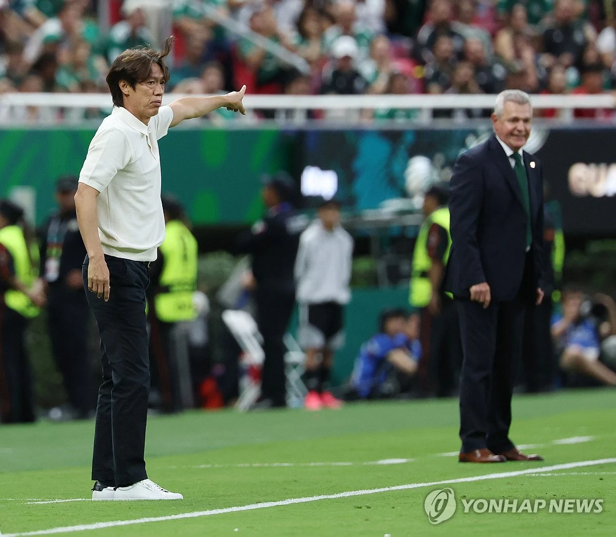멕시코전서 아쉽게 무릎을 꿇은 홍명보 대한민국 축구 국가대표팀 감독이 남아프리카공화국과의 최종전을 집중적으로 준비해 승리하겠다고 밝혔다. 홍명보 감독이 이끄는 대한민국 축구 국가대표팀은 19일(한국시간) 멕시코 과달라하라의 과달라하라 스타디움에서 멕시코와 2026 국제축구연맹(FIFA) 북중미 월드컵 조별리그 A조 2차전서 0-1로 패했다. 전반전은 팽팽했으나 후반 초반 단 한 번의 실수가 승패를 갈랐다. 홍 감독은 경기 뒤 '남아공 2경기를 봤다. 스피드가 좋다. 남은 기간 전술적으로 더 잘 준비를 해야 할 것 같다'고 했다. 연합뉴스