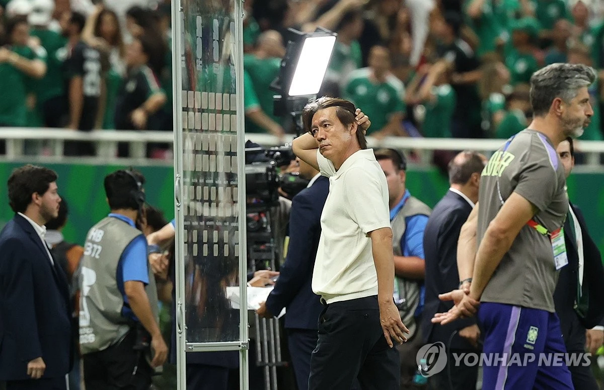 멕시코전서 아쉽게 무릎을 꿇은 홍명보 대한민국 축구 국가대표팀 감독이 남아프리카공화국과의 최종전을 집중적으로 준비해 승리하겠다고 밝혔다. 홍명보 감독이 이끄는 대한민국 축구 국가대표팀은 19일(한국시간) 멕시코 과달라하라의 과달라하라 스타디움에서 멕시코와 2026 국제축구연맹(FIFA) 북중미 월드컵 조별리그 A조 2차전서 0-1로 패했다. 전반전은 팽팽했으나 후반 초반 단 한 번의 실수가 승패를 갈랐다. 홍 감독은 경기 뒤 '남아공 2경기를 봤다. 스피드가 좋다. 남은 기간 전술적으로 더 잘 준비를 해야 할 것 같다'고 했다. 연합뉴스