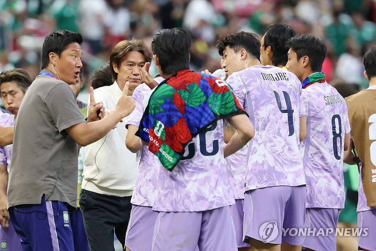 멕시코전서 아쉽게 무릎을 꿇은 홍명보 대한민국 축구 국가대표팀 감독이 남아프리카공화국과의 최종전을 집중적으로 준비해 승리하겠다고 밝혔다. 홍명보 감독이 이끄는 대한민국 축구 국가대표팀은 19일(한국시간) 멕시코 과달라하라의 과달라하라 스타디움에서 멕시코와 2026 국제축구연맹(FIFA) 북중미 월드컵 조별리그 A조 2차전서 0-1로 패했다. 전반전은 팽팽했으나 후반 초반 단 한 번의 실수가 승패를 갈랐다. 홍 감독은 경기 뒤 '남아공 2경기를 봤다. 스피드가 좋다. 남은 기간 전술적으로 더 잘 준비를 해야 할 것 같다'고 했다. 연합뉴스