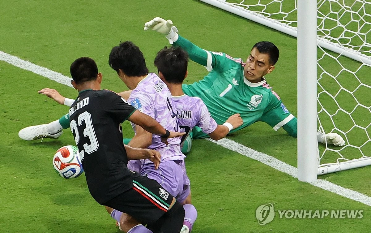 홍명보 감독이 이끄는 대한민국 축구대표팀은 19일(한국시간) 멕시코 과달라하라의 과달라하라 스타디움에서 열린 2026 국제축구연맹(FIFA) 북중미 월드컵 조별리그 A조 2차전에서 멕시코에 0-1로 패했다. 한국 입장에선 후반 5분 골키퍼 김승규의 딱 한 차례 실수가 실점으로 이어진, 아쉬운 경기였다. 이날 경기에서 한국은 후반 43분 장신 공격수 조규성이 회심의 헤더슛을 날렸으나 상대 문지기의 선방에 땅을 쳤다. 연합뉴스