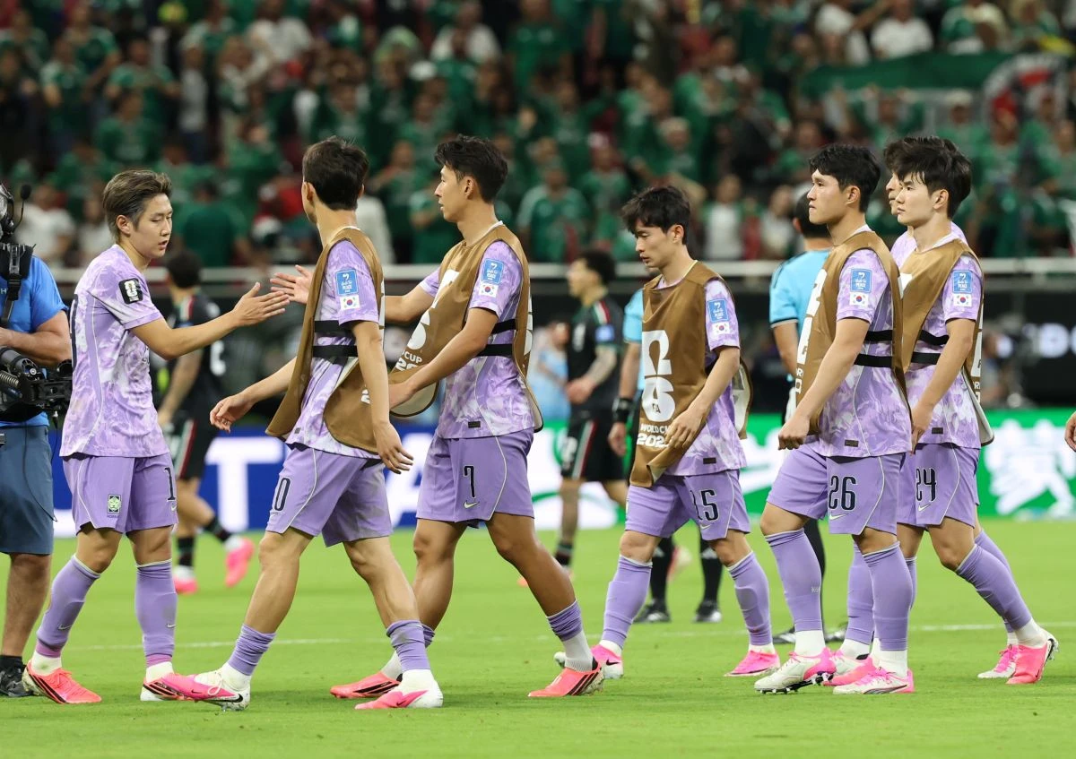 홍명보 감독이 이끄는 대한민국 축구 국가대표팀은 19일(한국시간) 멕시코 과달라하라의 과달라하라 스타디움에서 열린 멕시코와의 2026 국제축구연맹(FIFA) 북중미 월드컵 조별리그 A조 2차전에서 0-1로 패했다. 경기 전 FIFA 랭킹 22위에 올라 12년 11개월 만에 FIFA 랭킹에서 이란을 추월해 아시아 2위 자리를 차지했던 한국은 멕시코전 패배로 랭킹포인트 20.80점이 깎여 1591.75점이 됐다. 랭킹포인트가 줄어들면서 한국의 FIFA 랭킹도 24위로 두 계단 떨어졌고, 22위와 23위엔 각각 호주와 이란이 자리했다. 연합뉴스