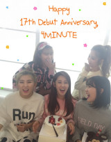 포미닛, 17주년 케이크 들고 자축…'용준형과 결혼♥' 현아만 조용 [엑's 이슈]